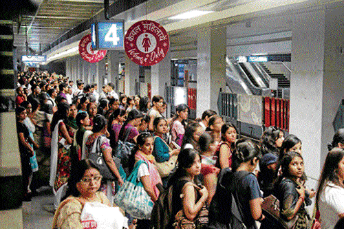 jam-packed:Long queues and less space at Rajiv Chowk Metro station make it inconvenient for commuters to change lines.
