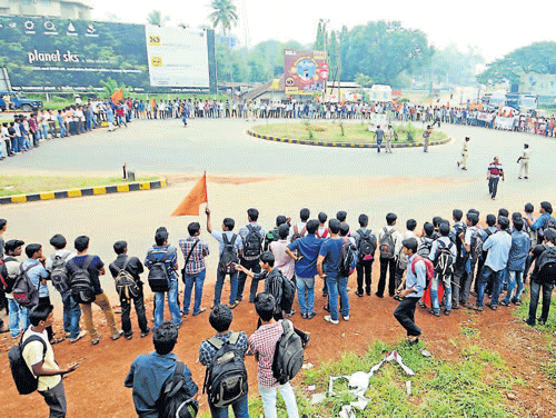 Students forming a human chain demanding probe into the deaths of Saujanya and Akshatha, at Basaveshwara circle in Mangalore on Wednesday. DH photo