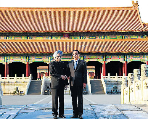 BONHOMIE: Chinese Premier Li Keqiang (R) shakes hands with Prime Minister Manmohan Singh during their visit to the Forbidden City, in Beijing on Wednesday. Reuters