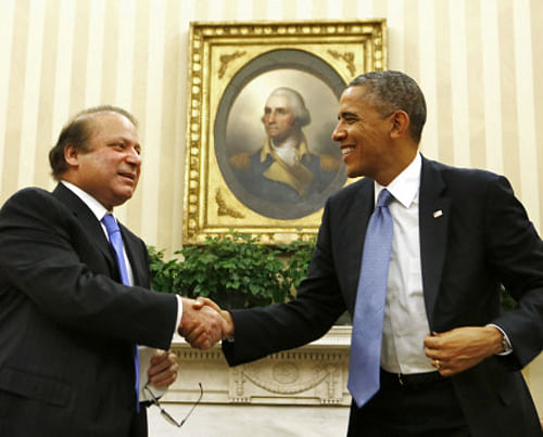U.S. President Barack Obama shakes hands with Pakistan's Prime Minister Nawaz Sharif in the Oval Office at the White House in Washington October 23, 2013. Sharif said on Wednesday he urged Obama to end drone strikes in Pakistan, touching on a sore subject in relations between the two countries. REUTERS