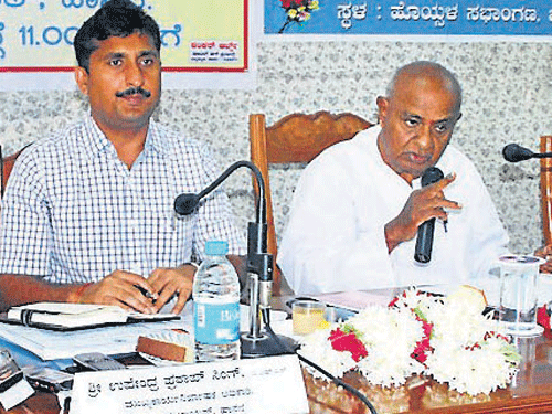 H D Deve Gowda speaks at a meeting of bank officials in Hassan, on Wednesday. U P Singh, Deputy Commissioner V Anbu Kumar and others are seen. dh photos