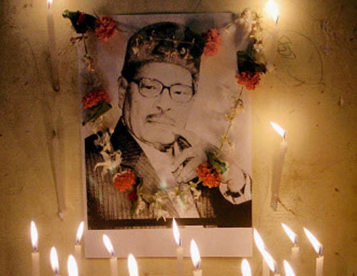 Tributes being paid to legendary singer Manna Dey in Mirzapur on Thursday after he died at a hospital in Bengaluru. PTI Photo
