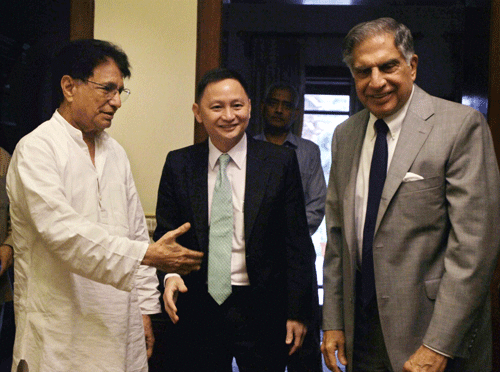 Union Civil Aviation Minister Ajit Singh with Tata Group Chairman Emeritus Ratan Tata and Singapore Airlines (SIA) CEO Goh Choon Phong (C) during a meeting in New Delhi on Friday.PTI Photo