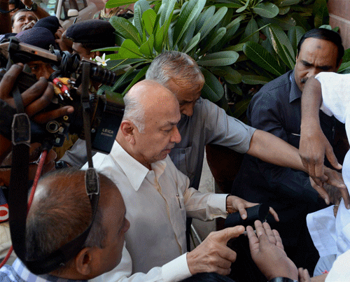 In an indication that the government is resolved to table a bill on creation of Telangana soon, Union Home Minister Sushilkumar Shinde on Friday said that the Group of Ministers (GoM) deliberating on bifurcation of Andhra Pradesh would submit its report to Union Cabinet before the Winter Session of Parliament scheduled to begin on December five. PTI File Photo.