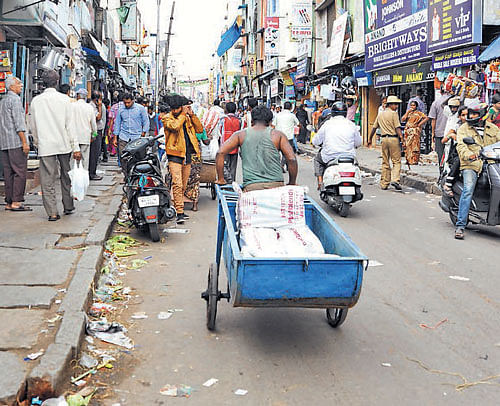 no hurdles : Vendors have been evicted from footpaths on the busy Avenue Road. dh photo