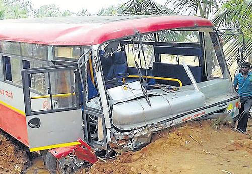 The KSRTC bus, which toppled after hitting a road roller near Kodibelagola Gate, Channarayapatna, Hassan district, on Saturday. dh photo