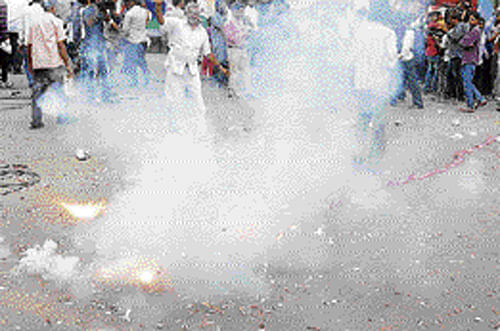 Bursting crackers that emit more fumes may aggravate asthma.