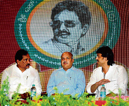 Remembrance: (From left) Home Minister K J George, advocate K Diwakar and legislator Madhu Bangarappa at the birth anniversary of former chief minister S Bangarappa in  Bangalore on Sunday. dh photo