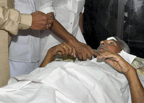 Kerala Governor Nikhil Kumar meets Chief Minister Oommen Chandy at the hospital on Monday. Chandy sustained injuries after he was attacked by LDF workers who were protesting over solar scam. PTI Photo