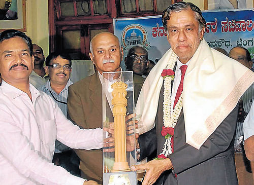Honoured: Members of the Secretariat Employees' Association felicitate Chief Secretary  S V Ranganath on Tuesday. Ranganath retires at the end of this month. To his left is  senior IAS officer Kaushik Mukherjee, who is set to succeed him.  dh photo
