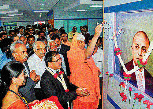 Suttur Seer Sri Shivarathri Deshikendra offers floral tributes to the portrait of M&#8200;Chetty&#8200;M&#8200;Chidambaram, founder of Indian Overseas Bank, at the opening of its regional office in Mysore on Wednesday.&#8200;Chairman and Managing Director M&#8200;Narendra, industrialist D&#8200;Surendra Kumar, Mysore Region Manager S&#8200;Narasihman, officers Ravishetty, Sunil and others are seen. DH Photo