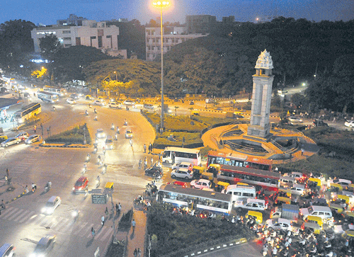 Hudson Circle is one of the city's busiest junctions. Traffic volumes are huge during peak hours.