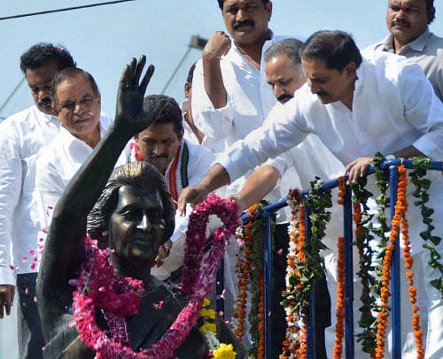 Chief Minister N Kiran Kumar Reddy garlanding the statue of former Prime Minister Indira Gandhi on her 29th death anniversary in Vizag on Thursday. PTI Photo