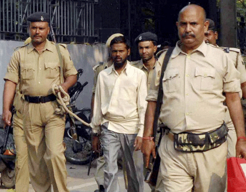 An accused (C) arrested in connection with the Oct.27 bomb blasts being produced before a court in Patna on Thursday. PTI Photo