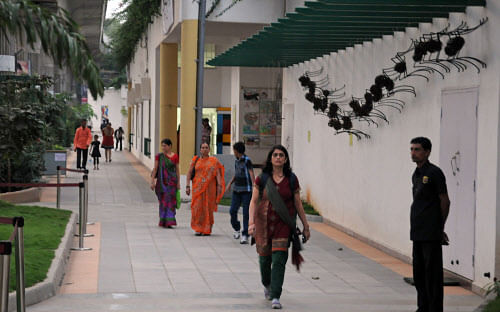 Rangoli Metro Art Centre at Namma Metro Rail station Boulevard at MG Road in Bangalore on Wednesday. DH Photo