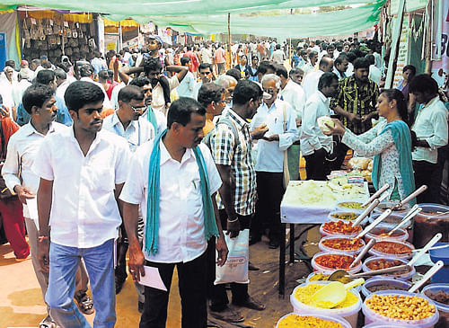 Visitors take a look at the exhibits on the concluding day of Krishi Mela in Bangalore on Monday. DH Photo
