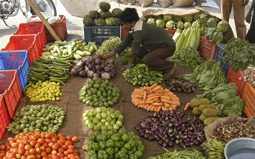India's headline inflation based on wholesale prices jumped to 7 percent in October, the highest level in eight months, due to higher prices of fuel, food and manufactured goods, government data showed Thursday. Reuters File Image.