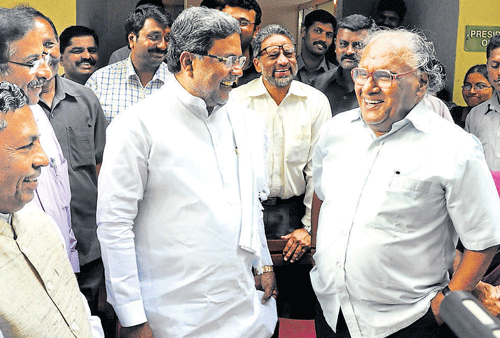 all smiles: Chief Minister Siddaramaiah congratulates Prof C N R Rao at the latter's residence in&#8200;Bangalore on Sunday.  Union Minister K H Muniyappa (left) looks on. KPN