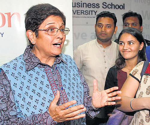 role model Former IPS officer Kiran Bedi interacts with  students of Jain University CMS Business School on her visit to the college in Bangalore. DH photo