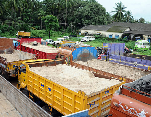 Government should ease rules and procedures for giving leases for exploration of beach sand minerals that are found in abundance on the country's large coastline, an engineers' association has said. DH File Photo.