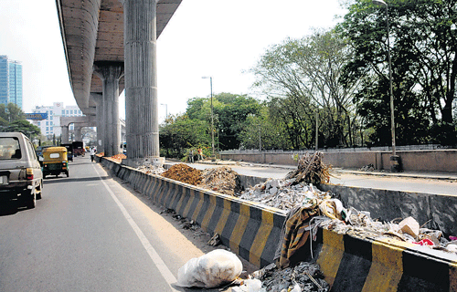 Garbage and waste between the Metro pillars at Yeshwantpur.