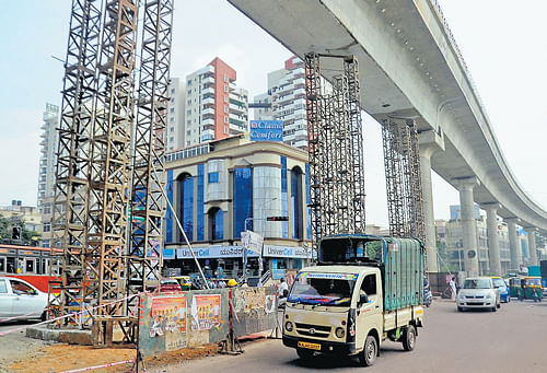 Nuisance: Construction of a viaduct for the Namma Metro work at the traffic junction,  off Kanakapura Road, is causing inconvenience to commuters. DH PHOTO
