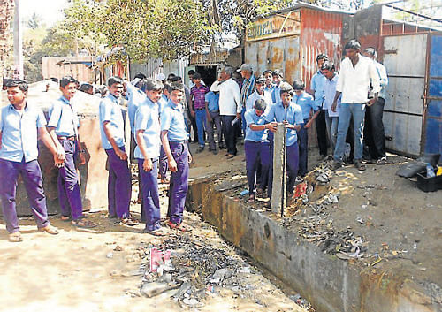 out of syllabus: Students and teachers of Shetru Siddhappa PU College construct fence around an illegal petty shop in Ajjampura.