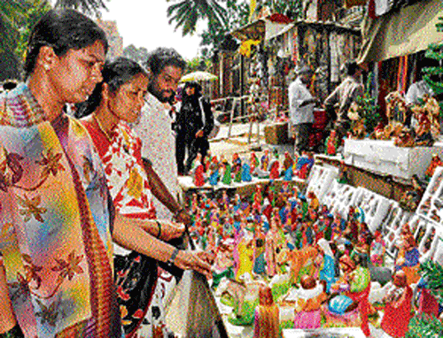 festive People purchasing figurines for Christmas in front of St Mary's Basilica in  Shivajinagar. DH Photo