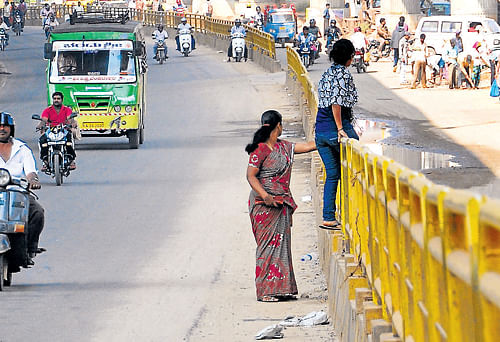 risky: Many prefer to hop over the median on Tumkur Road. DH Photos by BH Shivakumar