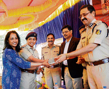 Happy ending: City Police Commissioner Raghavendra  Auradkar returns money to Ashwini Nachappa in the City  on Monday. dh photo