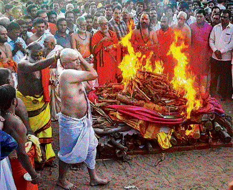 haduranga Kantharaj Urs, Srikantadatta Wadiyar's nephew, performs his last rites on Wednesday. DH PHOTO