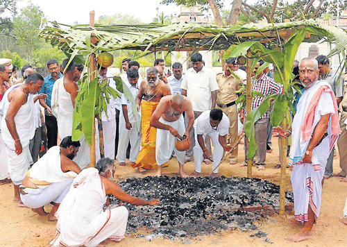rituals: Chaduranga Kantharaj Urs, nephew of Srikantadatta Narasimharaja Wadiyar is seen collecting the ashes in an earthen pot, at Manuvana, in Mysore, on Thursday. dh photo