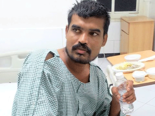 Dhanigaivel Gunasekaran at a hospital in Jeddah. Courtesy: http://sentamilmandram.com