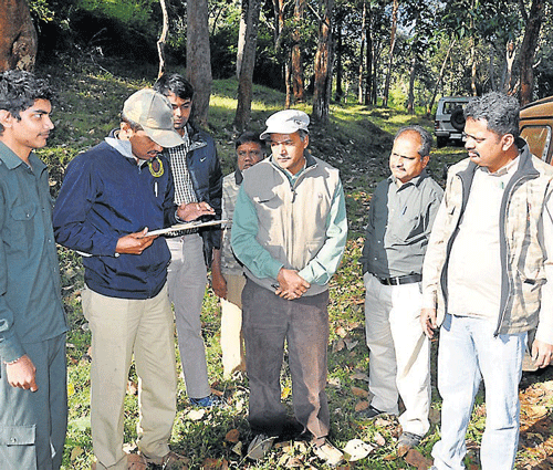 TIGERS&#8200;TRAIL:  Chief Conservator of Forests Dilip Kumar Das, Conservator of Forests S S Linagaraju during the Tiger Cenus at Biligiriranganatha Tiger Reserve, in Chamarajanagar district on Wednesday. DH Photo