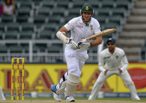 South Africa's Graeme Smith makes a run during the second day of their cricket test match against India in Johannesburg December 19, 2013. REUTERS
