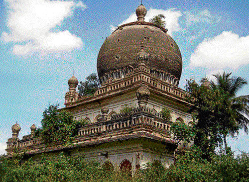 tomb story Ghulam Ali's Tomb and (below) his  relatives' graves.  (Photos by author)