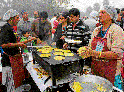 enterprising Women from Ludhiana prepare makke ki rotis