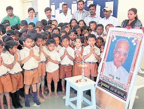 Students of Deenabandhu institute pay their respects to G S Shivarudrappa in Chamarajanagar, on Monday. DH PHOTO