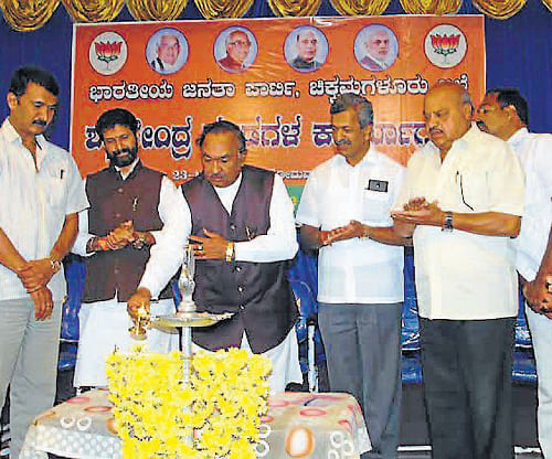 Former deputy chief minister and BJP leader K S Eshwarappa inaugurates a workshop at the district BJP office in Chikmagalur on Monday.