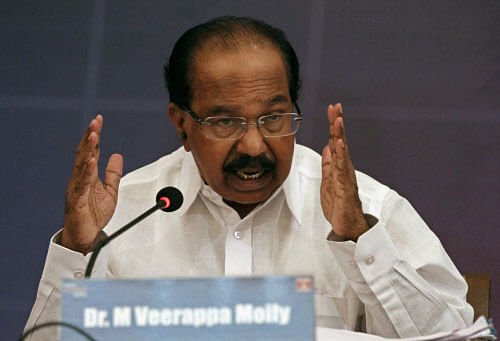 India's Oil Minister M. Veerappa Moily speaks during a news conference in Mumbai November 26, 2013. REUTERS
