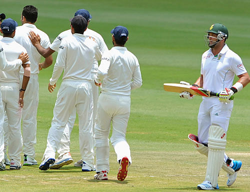 India's cricket players celebrate the dismissal of South Africa's Jacques Kallis (R) after he was bowled out by Zaheer Khan during the final day of their cricket test match in Johannesburg, December 22, 2013. REUTERS