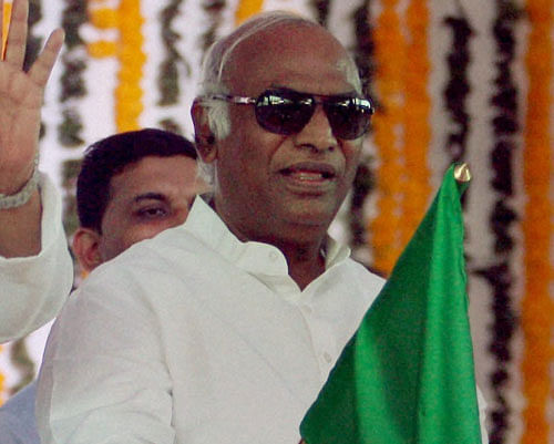 A short circuit could have caused the fire in the AC coach of Bangalore-Nanded Express that has left 23 people dead, Railway Minister Mallikarjun Kharge today said, citing preliminary reports. PTI File Photo.