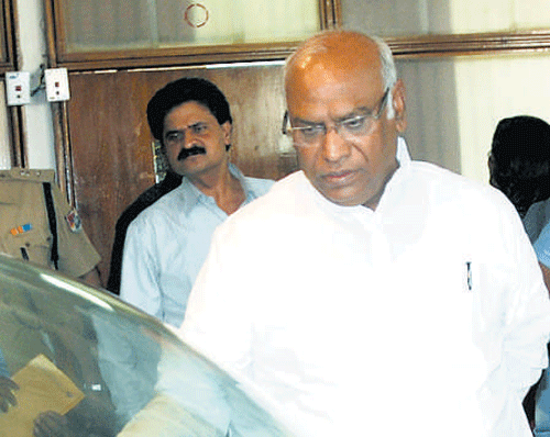Railway Minister Mallikarjuna Kharge has announced ex-gratia payment of Rs.5 lakh to the kin of those killed in a fire in the coaches of Bangalore-Nanded Express early Saturday. DH file photo