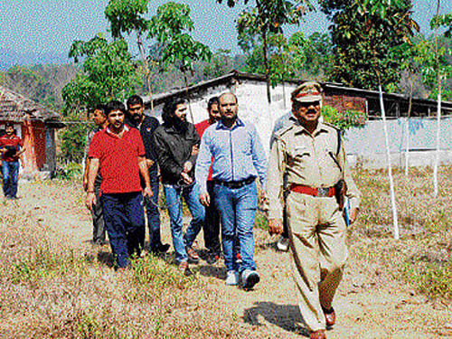 Police escort terror suspect Yasin Bhatkal in Vitlamakki village of Koppa taluk in Chikmagalur district, where he was brought for questioning, on Saturday. DH&#8200;Photo