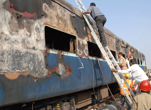 The railways have begun a probe into Saturday's train disaster which killed 26 passengers in Andhra Pradesh's Anantapur district. DH Photo.