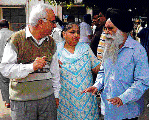 K D Singh, with his relatives, waits to get the body of his daughter Amanpreet Kaur, at the hospital in Bangalore. DH Photo