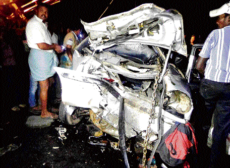 The mangled remains of a car involved in the serial accident that occurred near Baragur handpost in Channarayapatna taluk of Hassan district on Wednesday evening. DH Photo