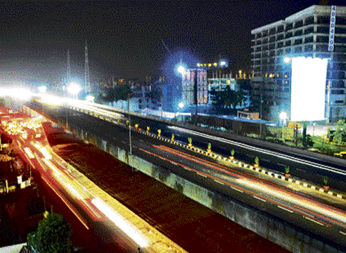 A view of the partiallly elevated road to Kempegowda International Airport opened for public in Bangalore on Wednesday. Photo by B K Janardhan