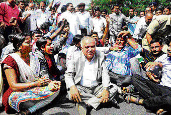 Students along with BU vice-chancellor B Thimmegowda at a protest against BESCOM and KPCTL in Bangalore on  Thursday. DH Photo
