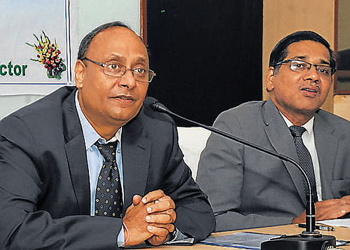 Chairman and Managing Director, Bank of Maharashtra Sushil Muhnot (left) at a press meet in Bangalore on Friday. Also seen is the bank's Bangalore Zonal Manager, Ashok Y Shedshale. DH PHOTO/Kishor Kumar Bolar